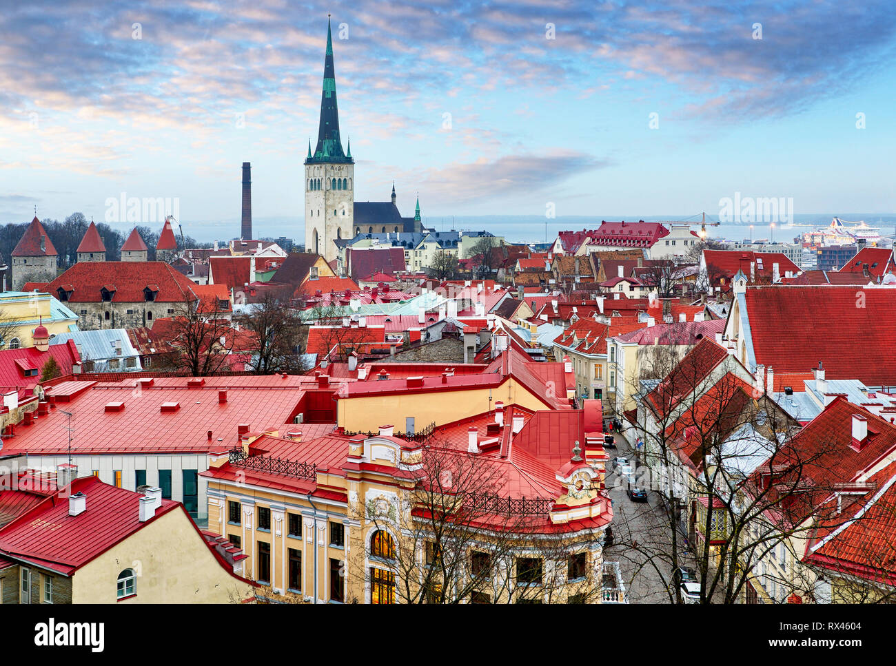 Vista sul centro storico di Tallinn in Estonia. Tetti rossi delle vecchie case di città europea di Tallinn. Tetto con le ali. Foto Stock