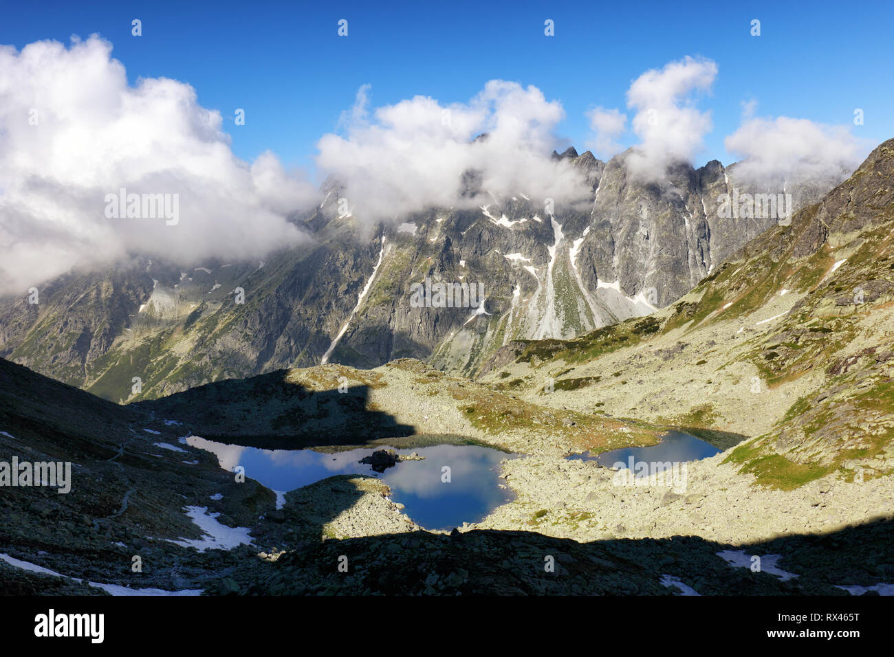 Montagna e lago Foto Stock