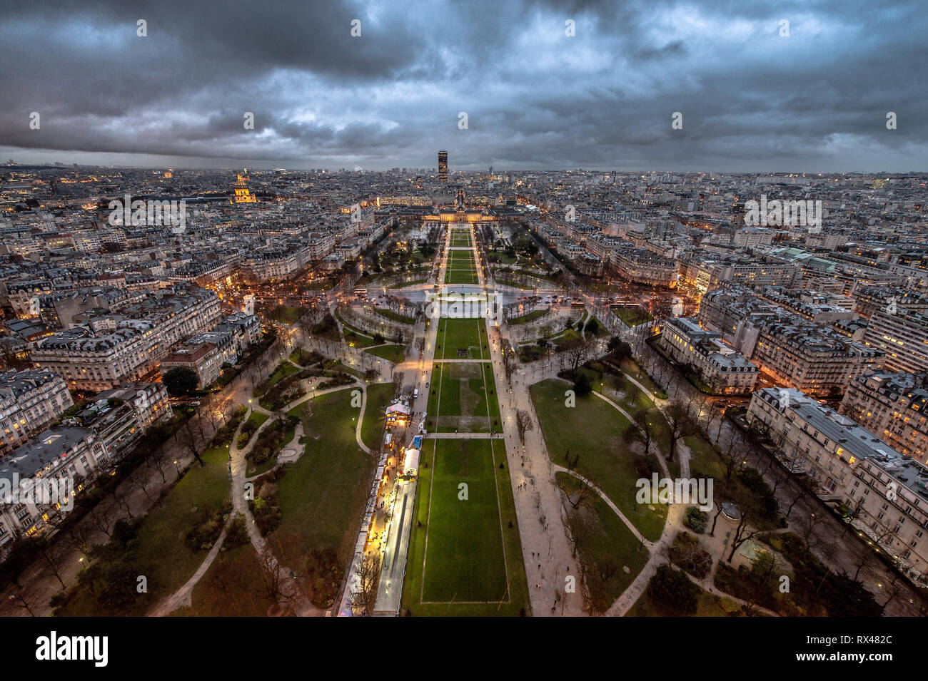 Parigi (Francia): Champ-de-Mars, ampio spazio pubblico visto dalla Torre Eiffel al calar della sera. Il ÒTour MontparnasseÓ grattacielo in background. Foto Stock