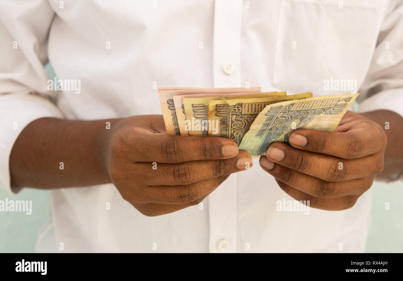 Primo piano delle mani contando la valuta indiana note Foto Stock