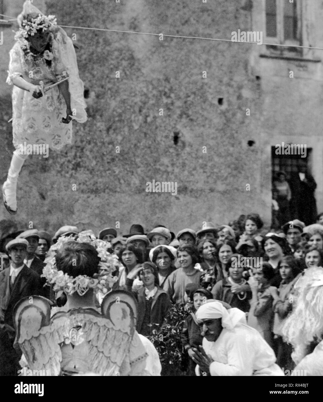 L'Europa, Italia, Calabria, Tiriolo, rappresentazione religiosa in piazza, 1920-30 Foto Stock