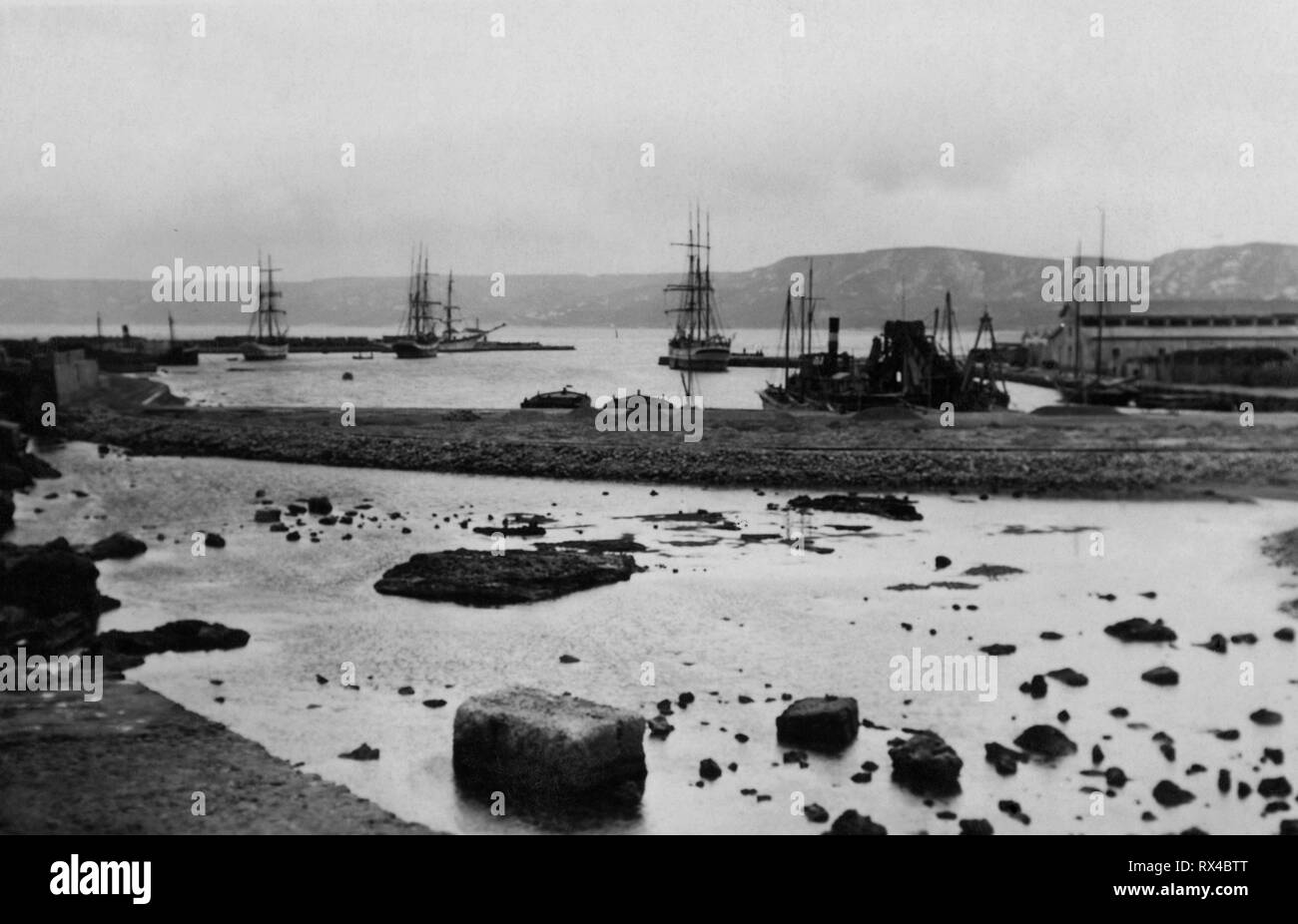 L'Europa, Italia, Calabria Crotone, vista del porto, 1920-30 Foto Stock