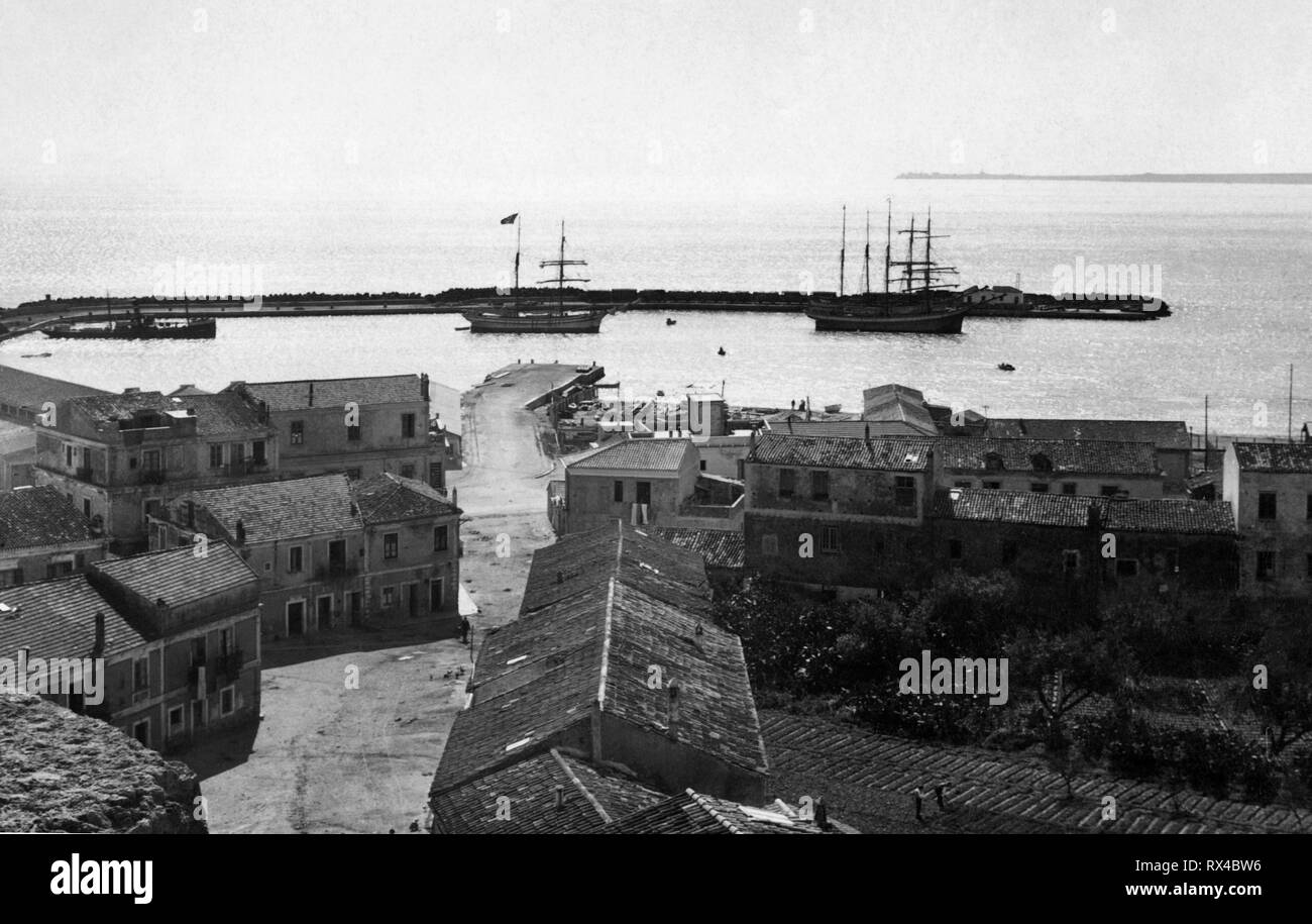 L'Europa, Italia, Calabria Crotone, vista del porto, 1920-30 Foto Stock