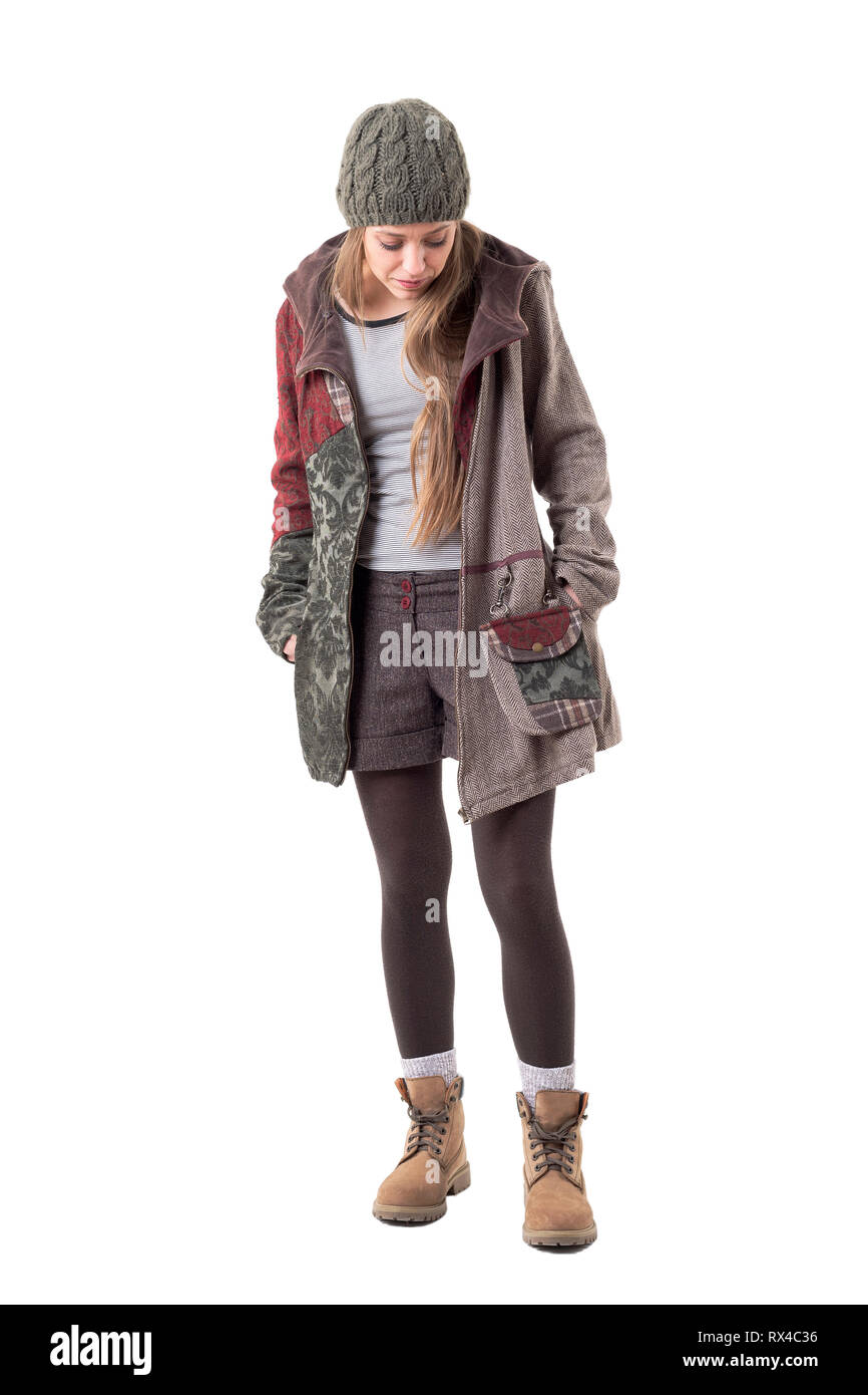 Candida Cool Parigamba giovane donna di stile in un caldo cappotto e  cappello di lana guardando verso il basso. Corpo pieno isolati su sfondo  bianco Foto stock - Alamy