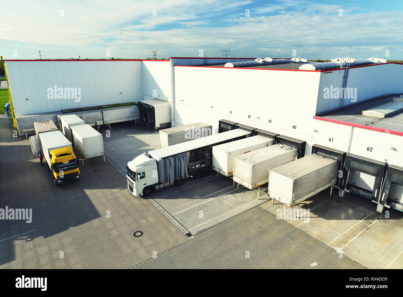 Logistica e stoccaggio merci - il carico e lo scarico delle merci per il trasporto mediante carrello elevatore Foto Stock