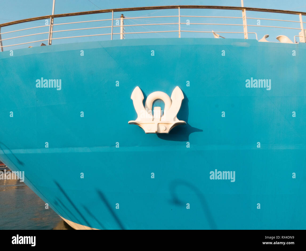 Anker bianco, di un blu nave ormeggiata al porto di Genova Foto Stock