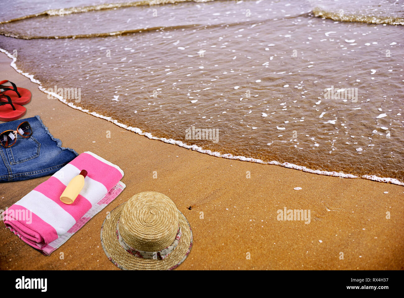 Estate spiaggia accessori posa sulla sabbia nel vuoto mare spiaggia Foto Stock