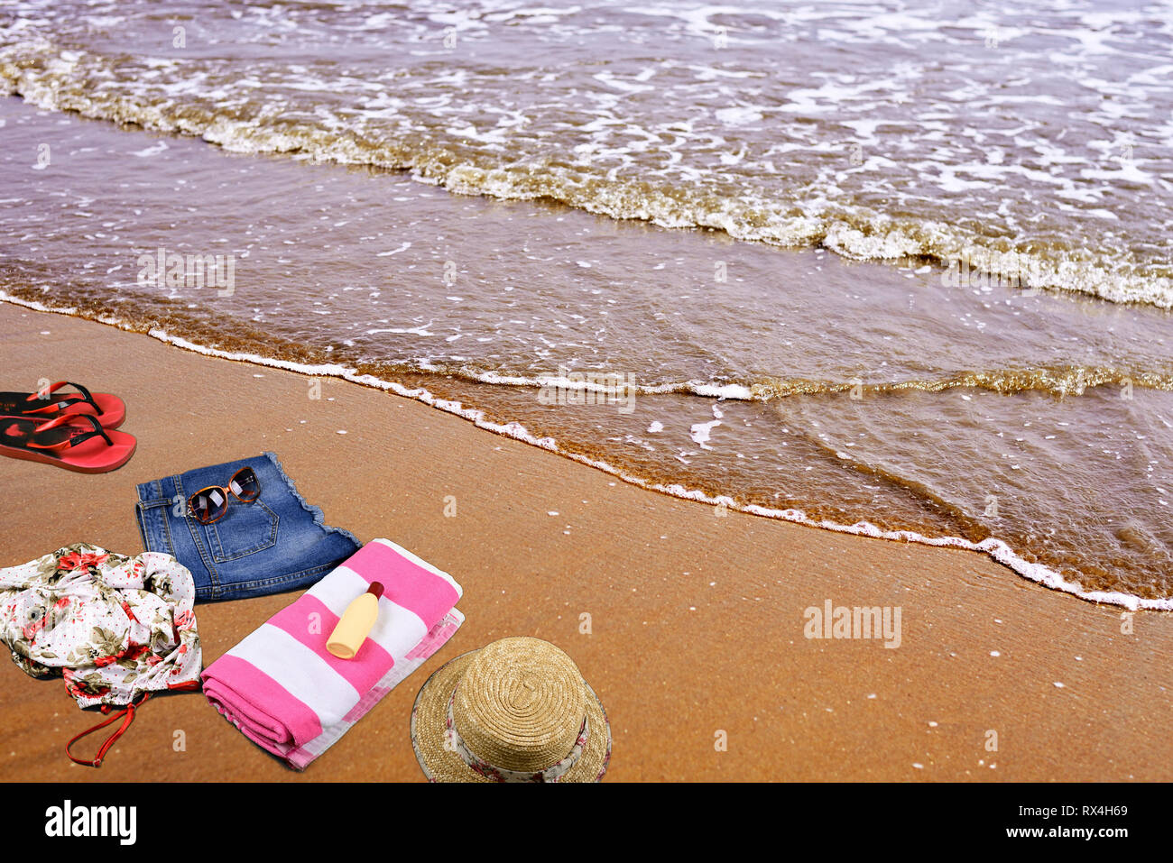 Estate spiaggia accessori posa sulla sabbia nel vuoto mare spiaggia Foto Stock