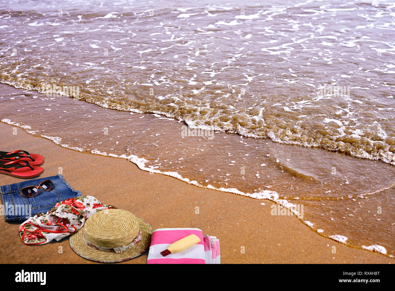 Estate spiaggia accessori posa sulla sabbia nel vuoto mare spiaggia Foto Stock