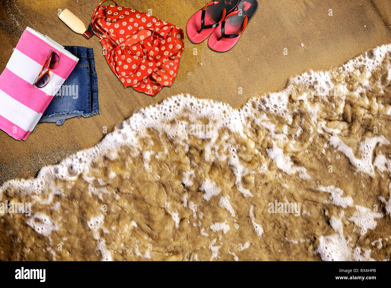 Estate spiaggia accessori posa sulla sabbia nel vuoto mare spiaggia Foto Stock