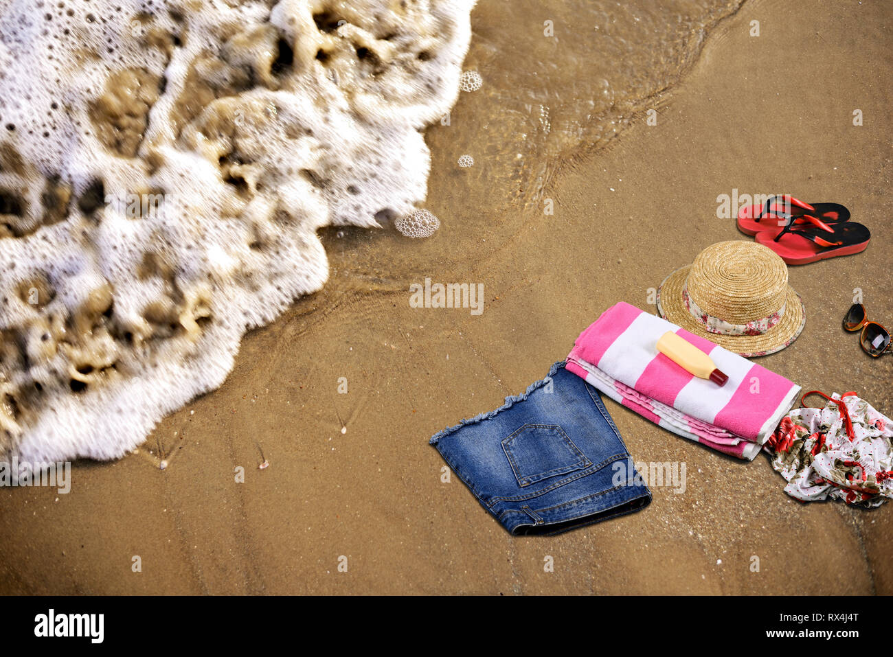 Estate spiaggia accessori posa sulla sabbia nel vuoto mare spiaggia Foto Stock