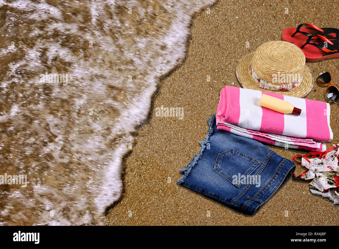 Estate spiaggia accessori posa sulla sabbia nel vuoto mare spiaggia Foto Stock