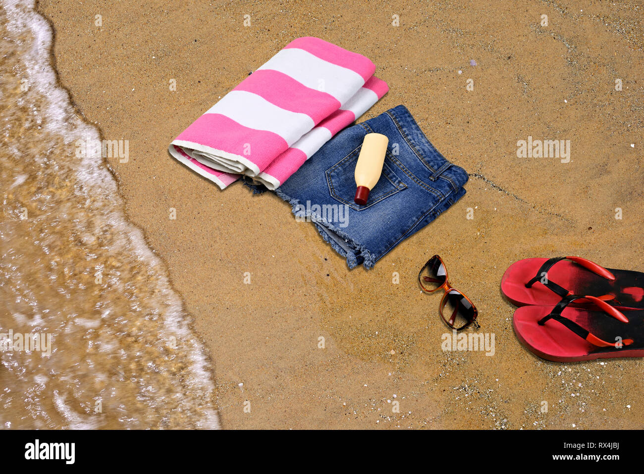 Estate spiaggia accessori posa sulla sabbia nel vuoto mare spiaggia Foto Stock