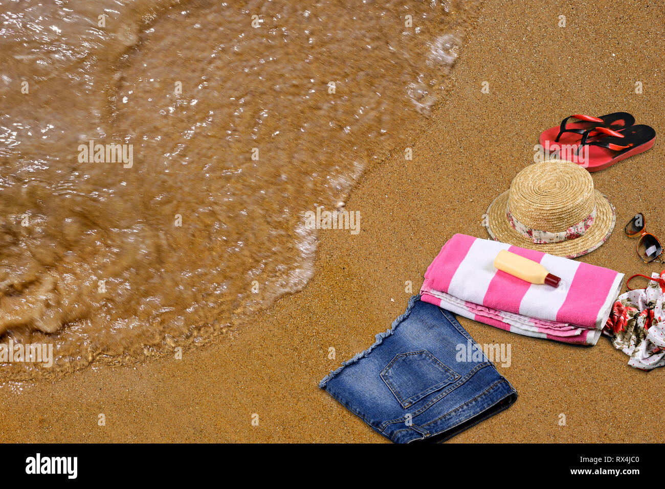 Estate spiaggia accessori posa sulla sabbia nel vuoto mare spiaggia Foto Stock