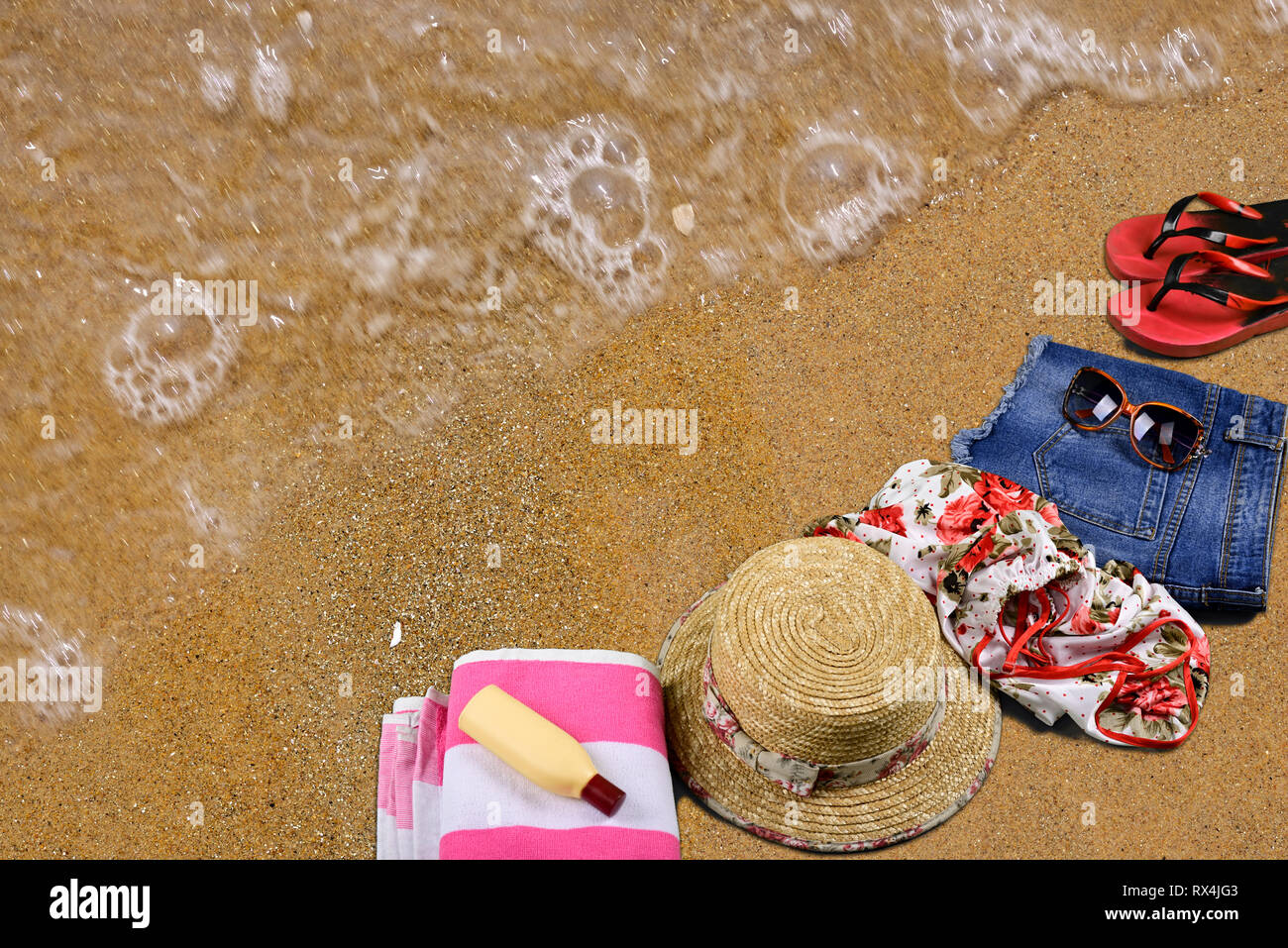 Estate spiaggia accessori posa sulla sabbia nel vuoto mare spiaggia Foto Stock