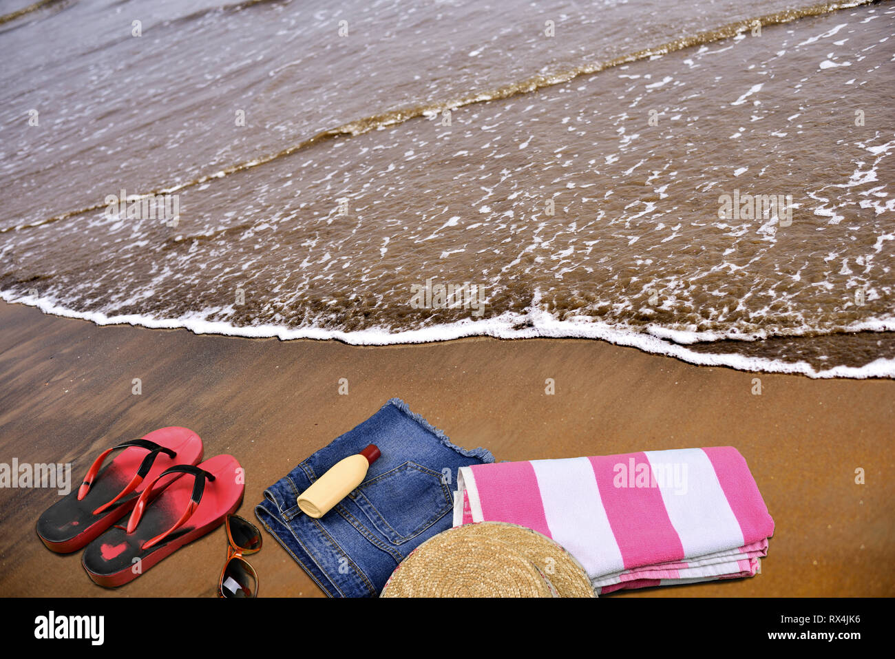 Estate spiaggia accessori posa sulla sabbia nel vuoto mare spiaggia Foto Stock