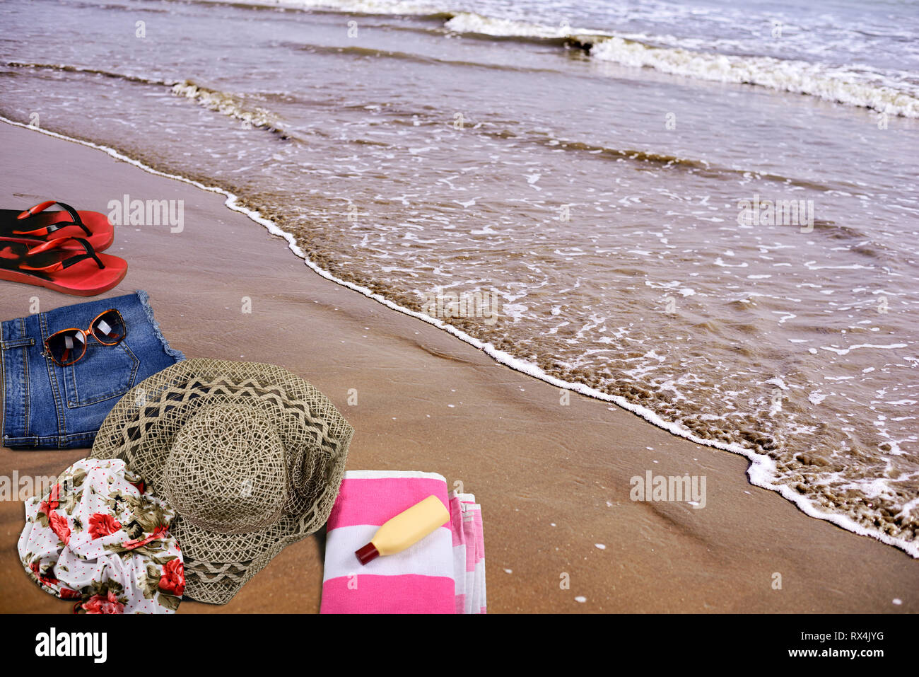 Estate spiaggia accessori posa sulla sabbia nel vuoto mare spiaggia Foto Stock