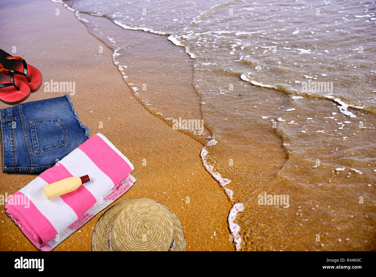 Estate spiaggia accessori posa sulla sabbia nel vuoto mare spiaggia Foto Stock