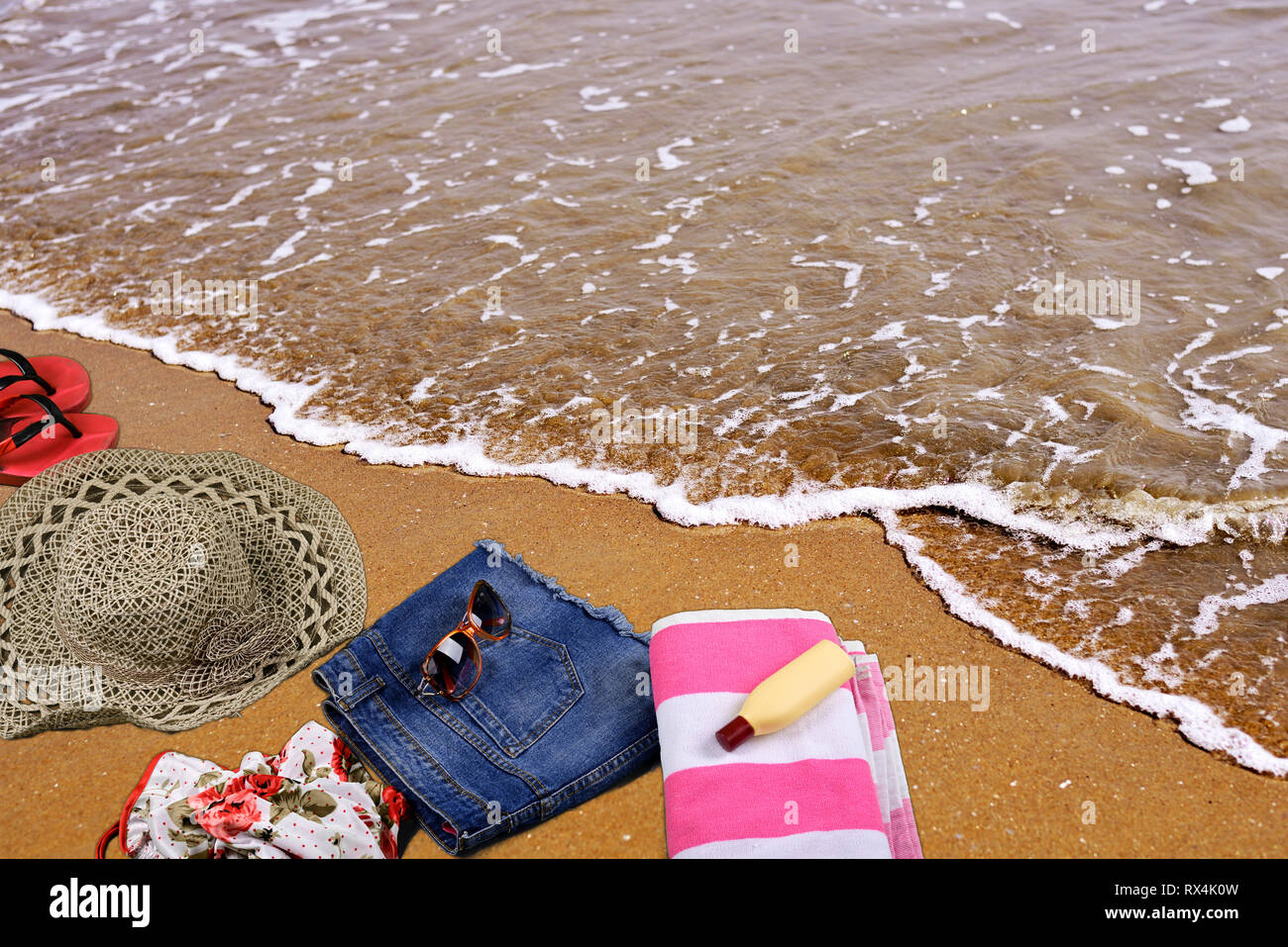 Estate spiaggia accessori posa sulla sabbia nel vuoto mare spiaggia Foto Stock