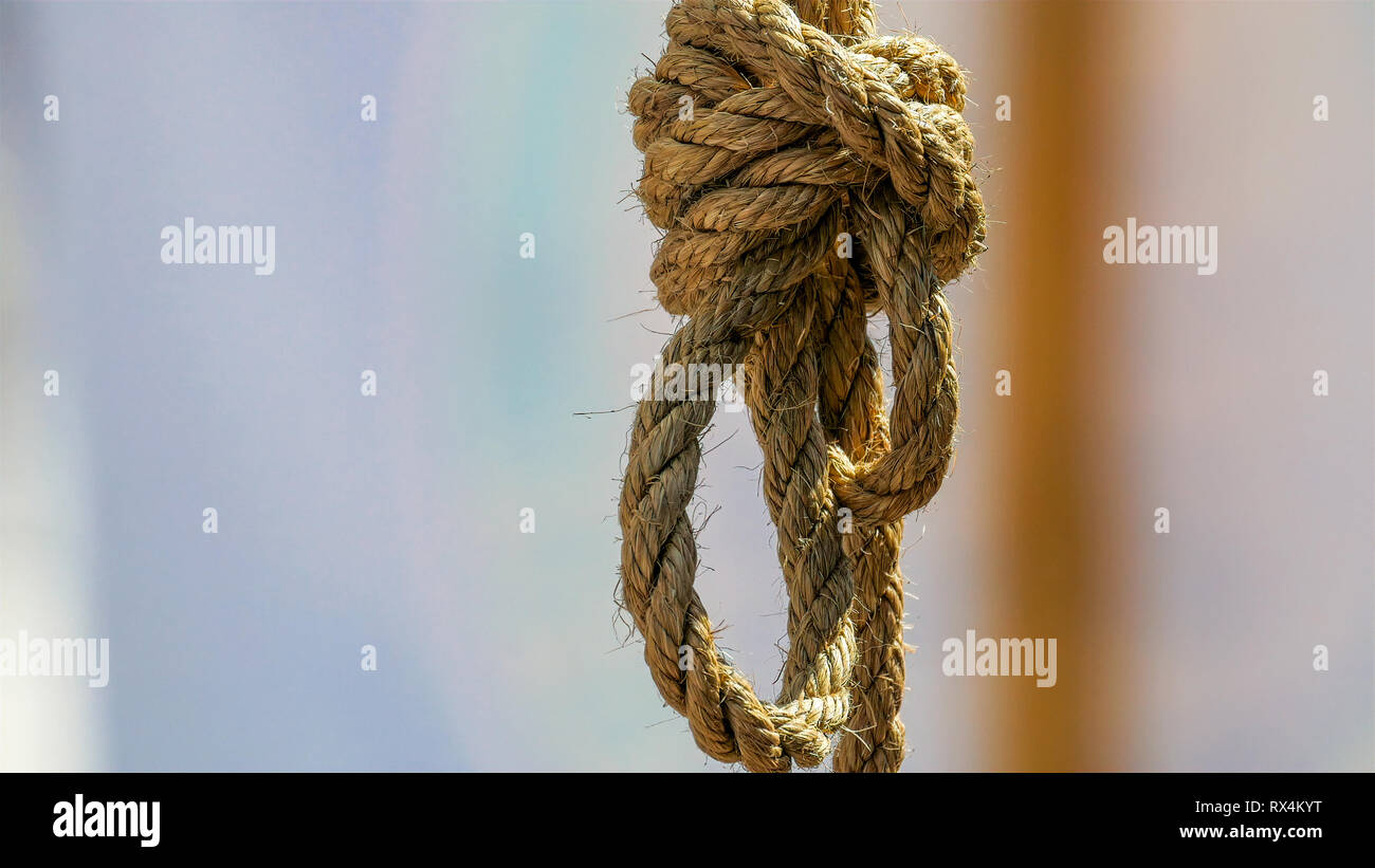 Il nodo della corda appesa. La corda non è così spesso e ha un nodo nel mezzo Foto Stock