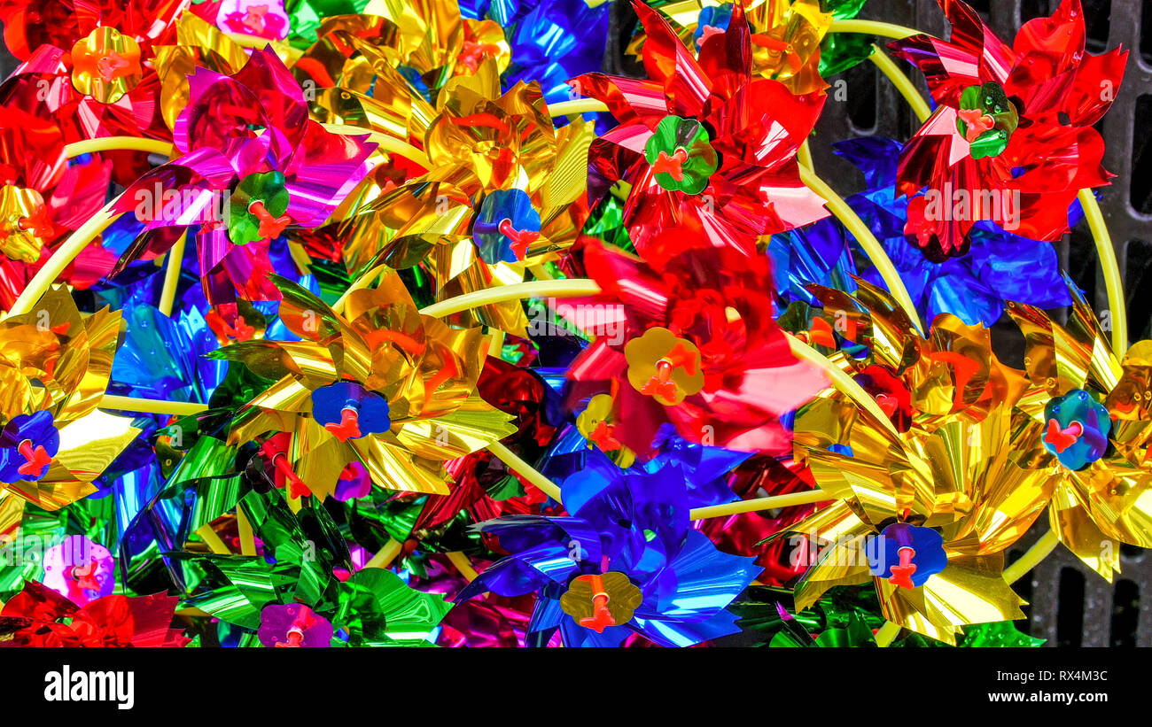 Foglio colorato mulini a vento per i bambini. Queste colorate sono giocattoli per i bambini di correre con il foglio avvolto a spirale Foto Stock