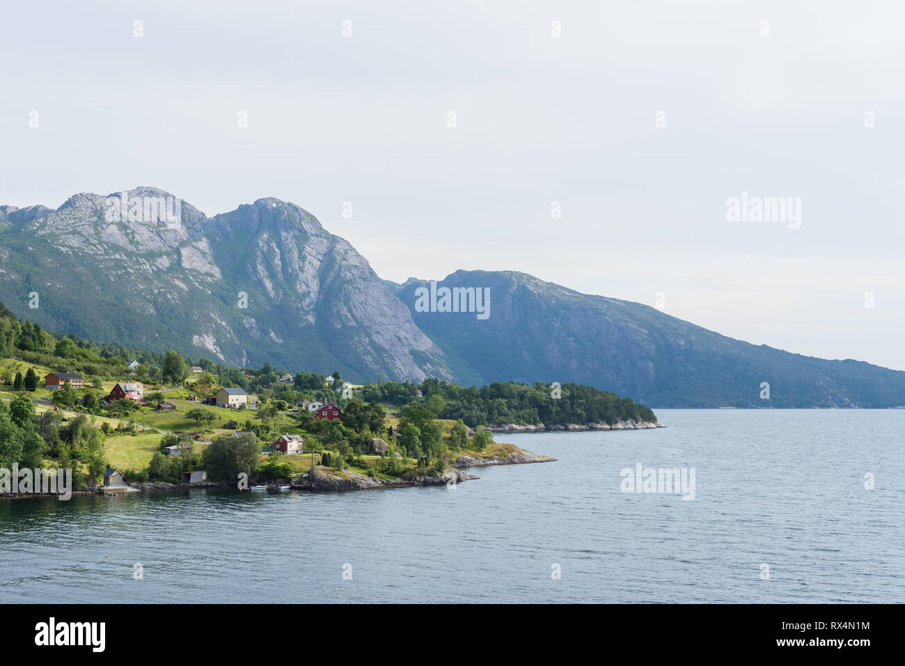 Vista di Jondal comune e Hardangerfjord fiordo, Norvegia. Paesaggio estivo con un paese scandinavo. Tempo soleggiato Foto Stock