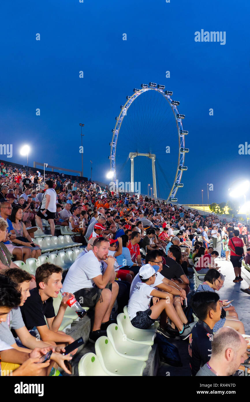 La folla raccolta per Singapore FORMULA ONE Grand Prix con il Singapore Flyer in background, Singapore 2018 Foto Stock