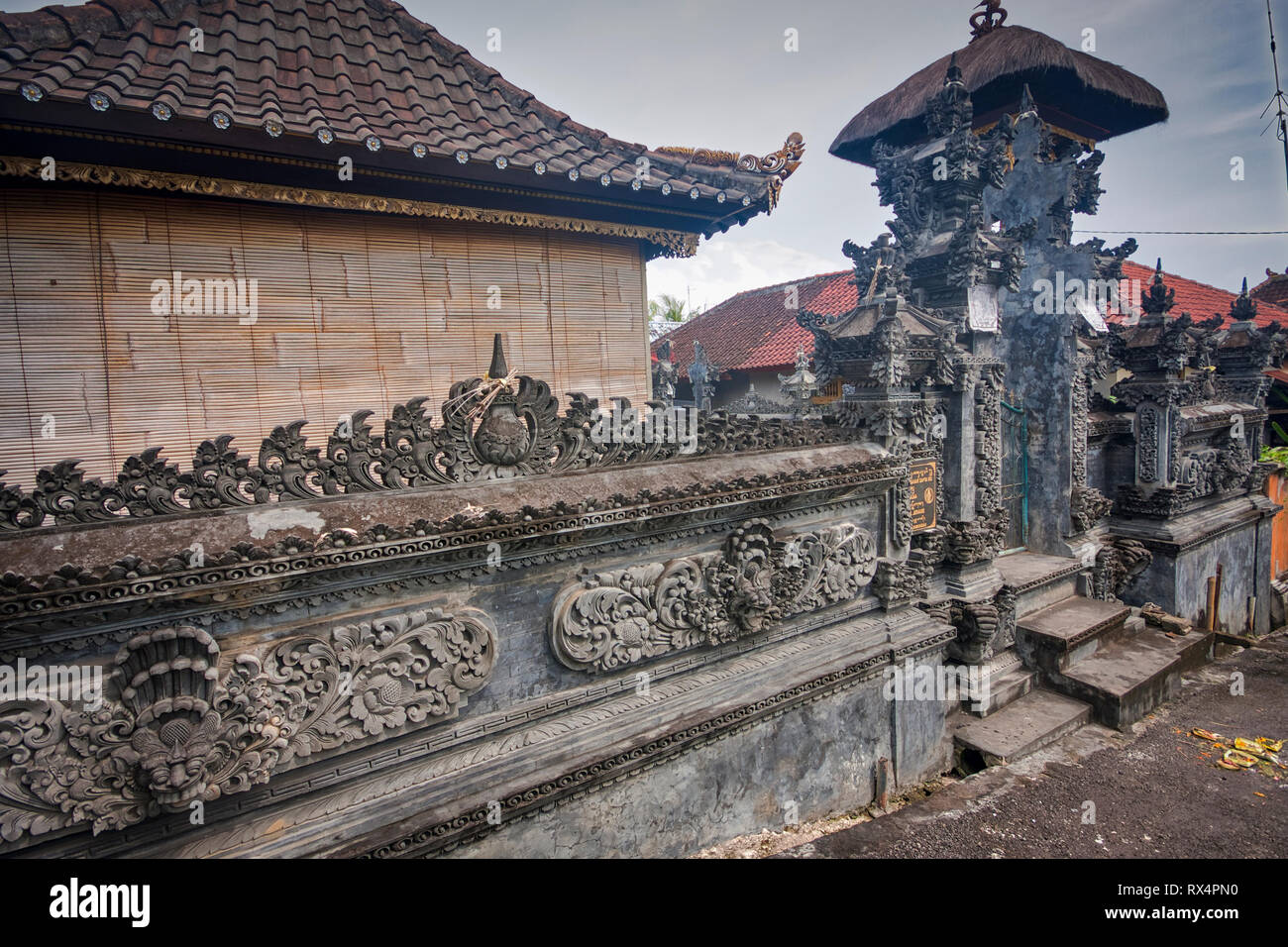 Templi con una posizione su una collina alta e un luogo molto religioso chiamato pura Desa dan Puseh Desa Pekraman a Nusa Lembongan, vicino Bali in Indonesia Foto Stock