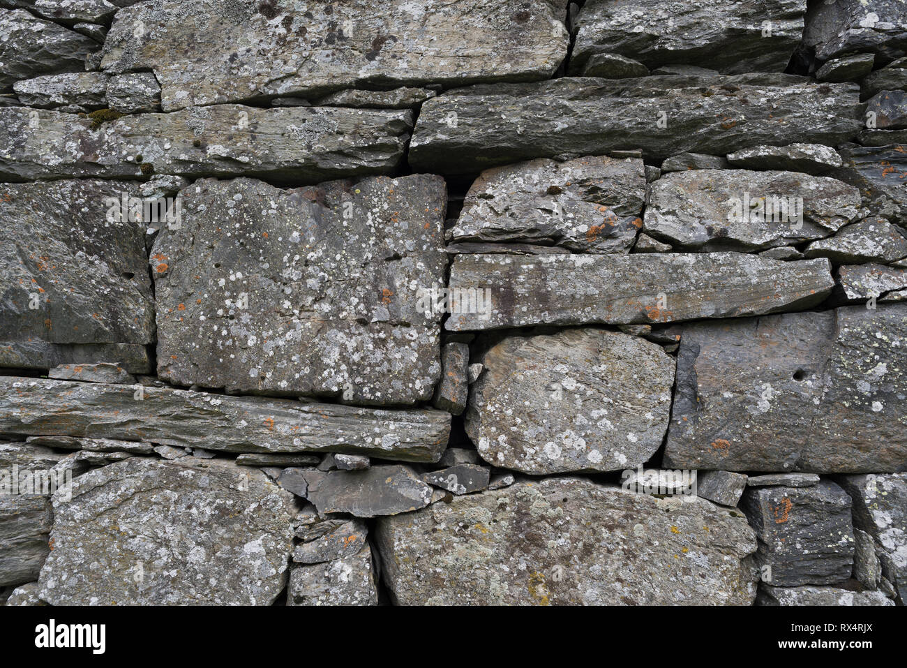 La texture della vecchia muratura. La fondazione di una casa fatta di pietra. Tradizionale materiale naturale in costruzione Foto Stock