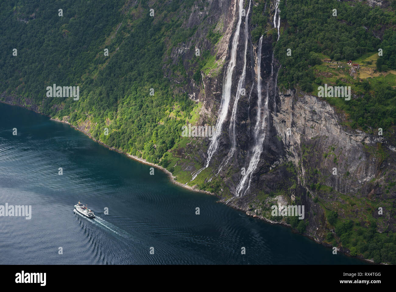 Vista del fiordo Geirangerfjord e le Sette Sorelle cascata, Norvegia Foto Stock