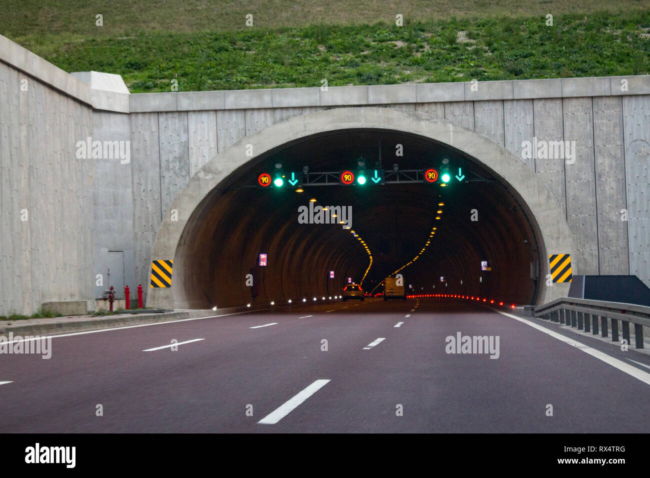 Autostrada autostrada tunnel entrata,traffico cartelli di avvertimento Foto Stock