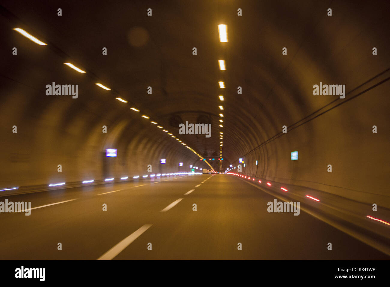 Autostrada autostrada tunnel vista interna,luce gialla illuminazione, visione sfocata Foto Stock