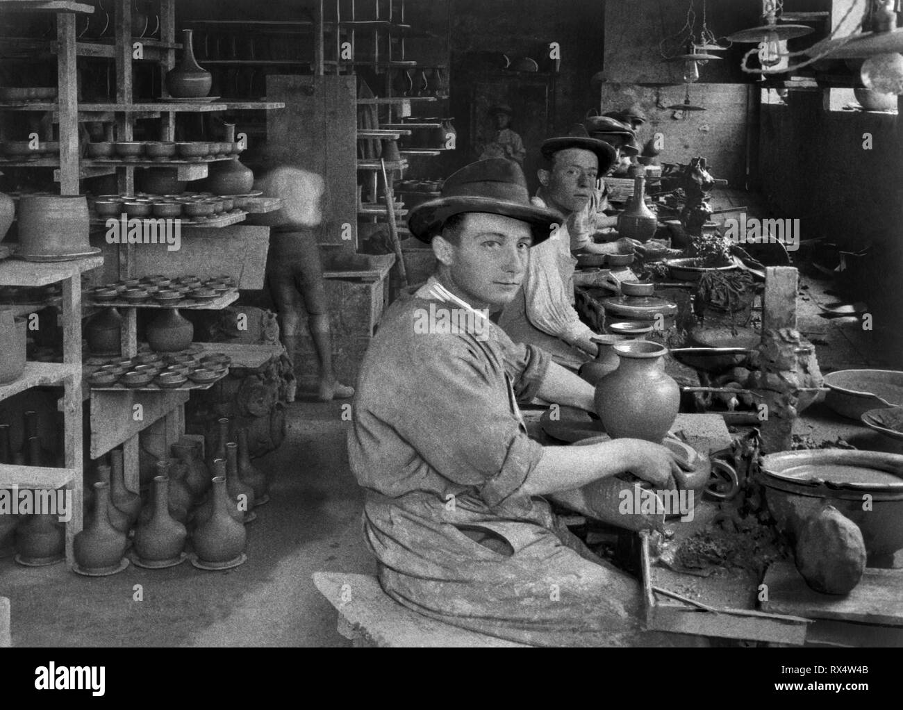 Fabbrica di maioliche, antica fabbrica maioliche di Deruta, Umbria, Italia, 1930 Foto Stock
