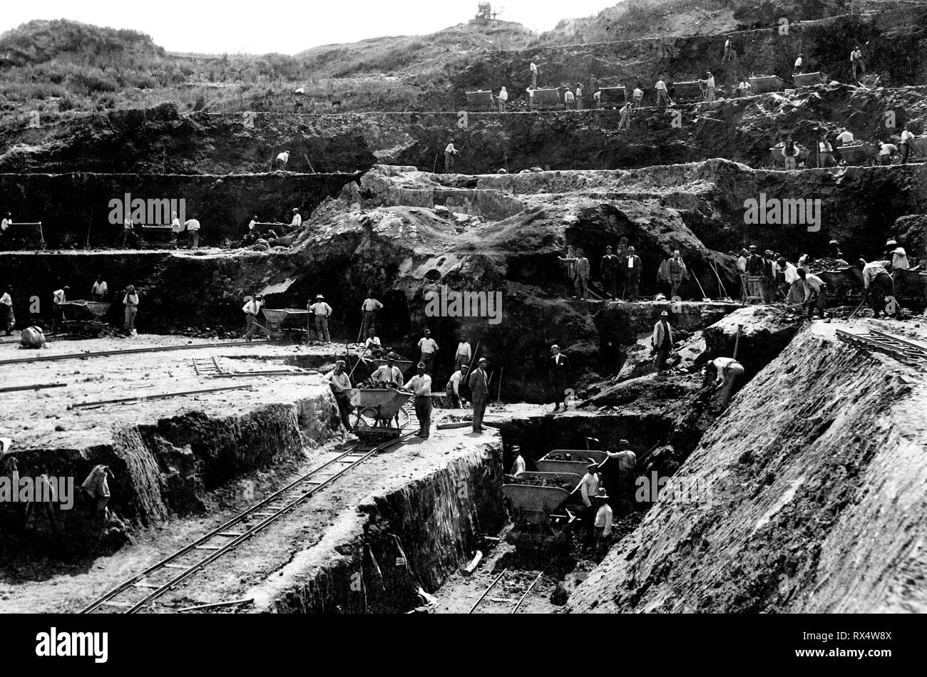 Movimento terra, miniera di montetermini, San Giovanni Valdarno, 1930-1940 Foto Stock