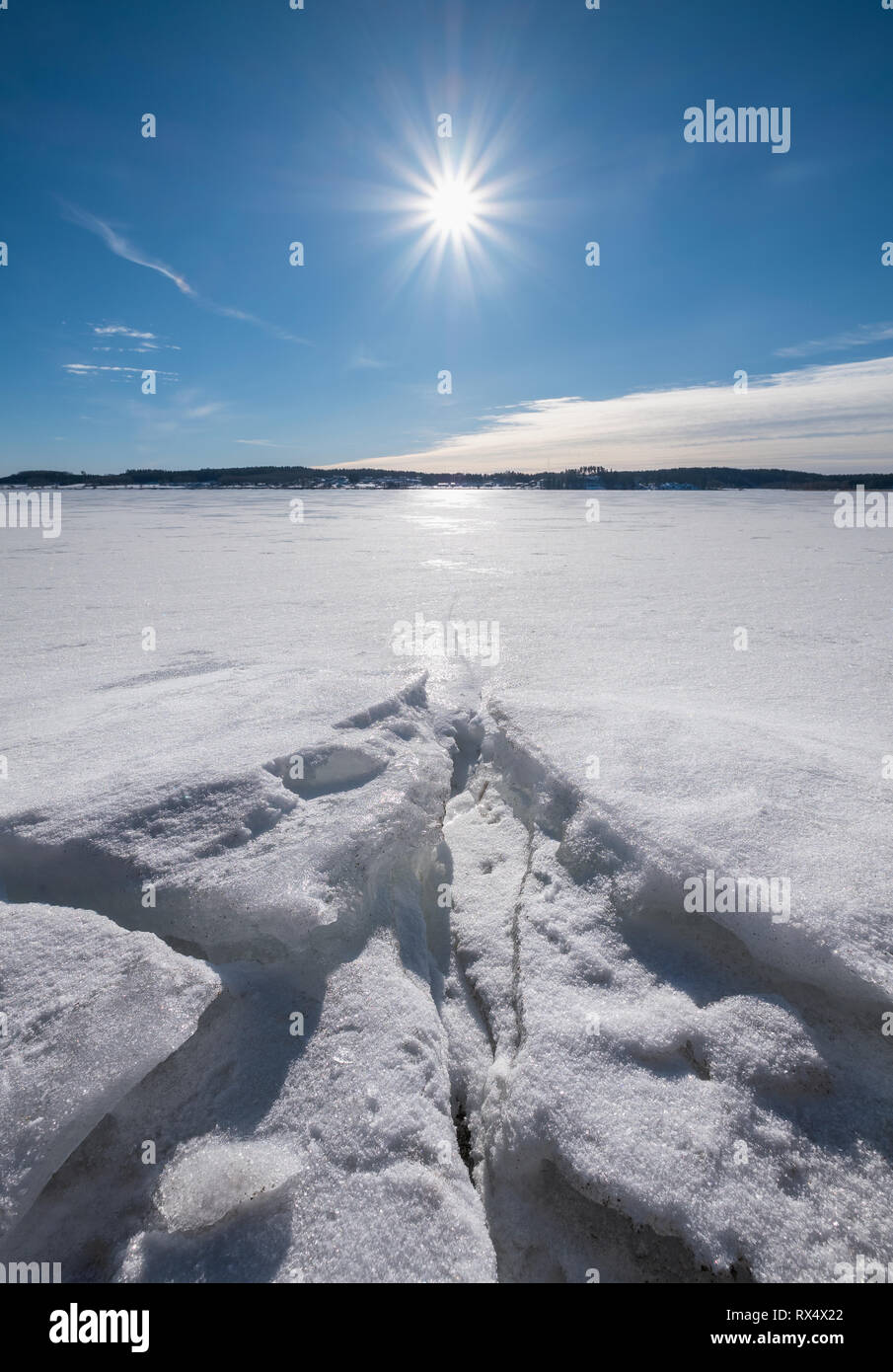 Scenic paesaggio invernale con la luce diretta del sole e di sole al giorno in inverno sul lago in Finlandia Foto Stock