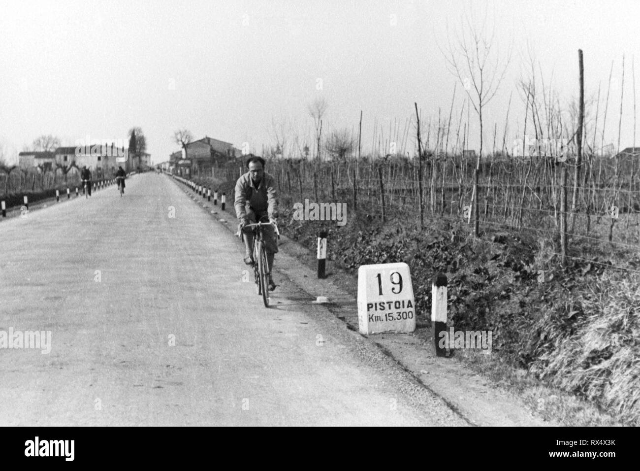 I ciclisti su strada Firenze-Pistoia, poggio a caiano 1920 Foto Stock