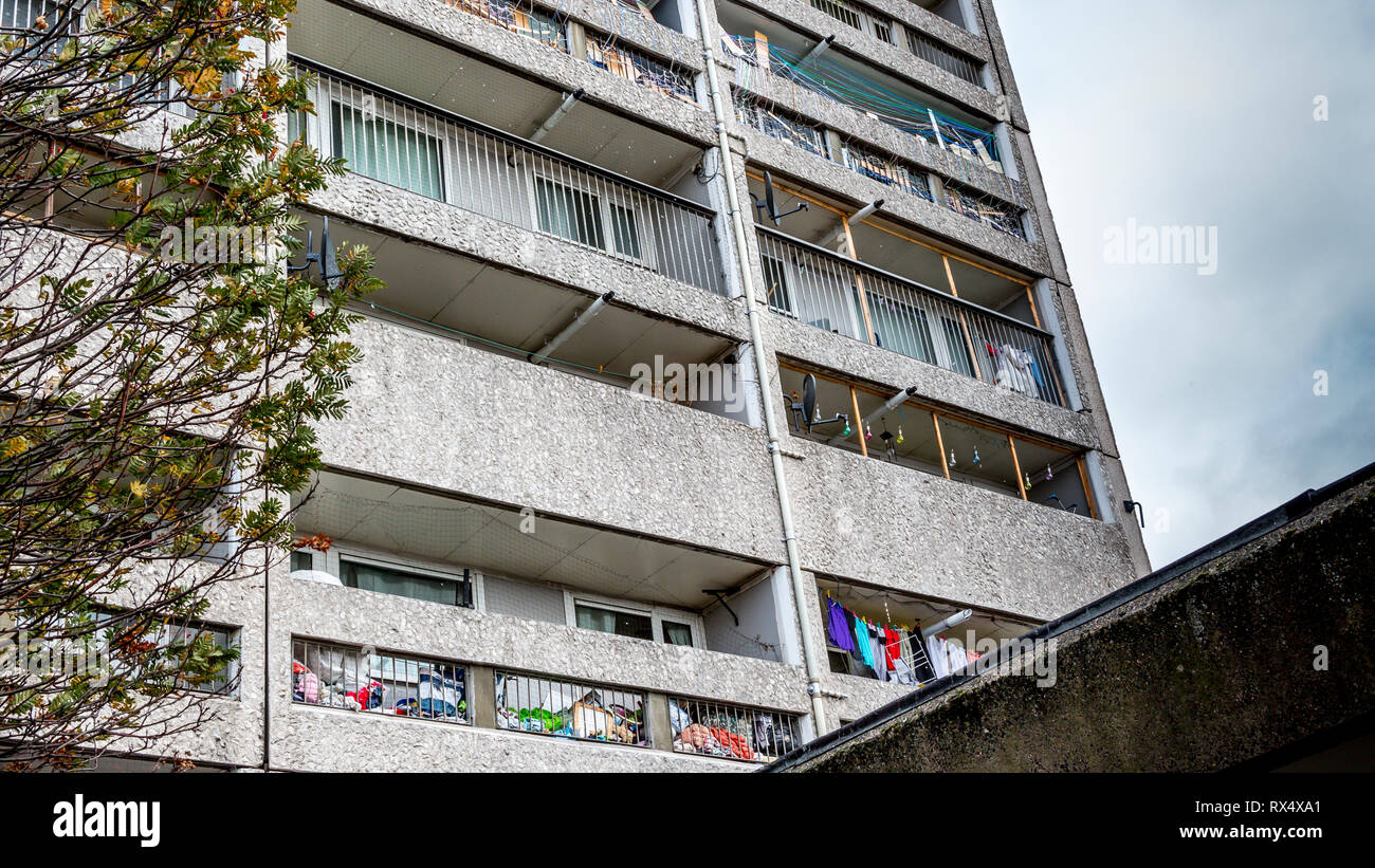 Cavi Wynd House Leith o Banana Flats è un complesso di appartamenti elencati in stile Brutalista, un esempio di eccellenza nel design urbano modernista Foto Stock