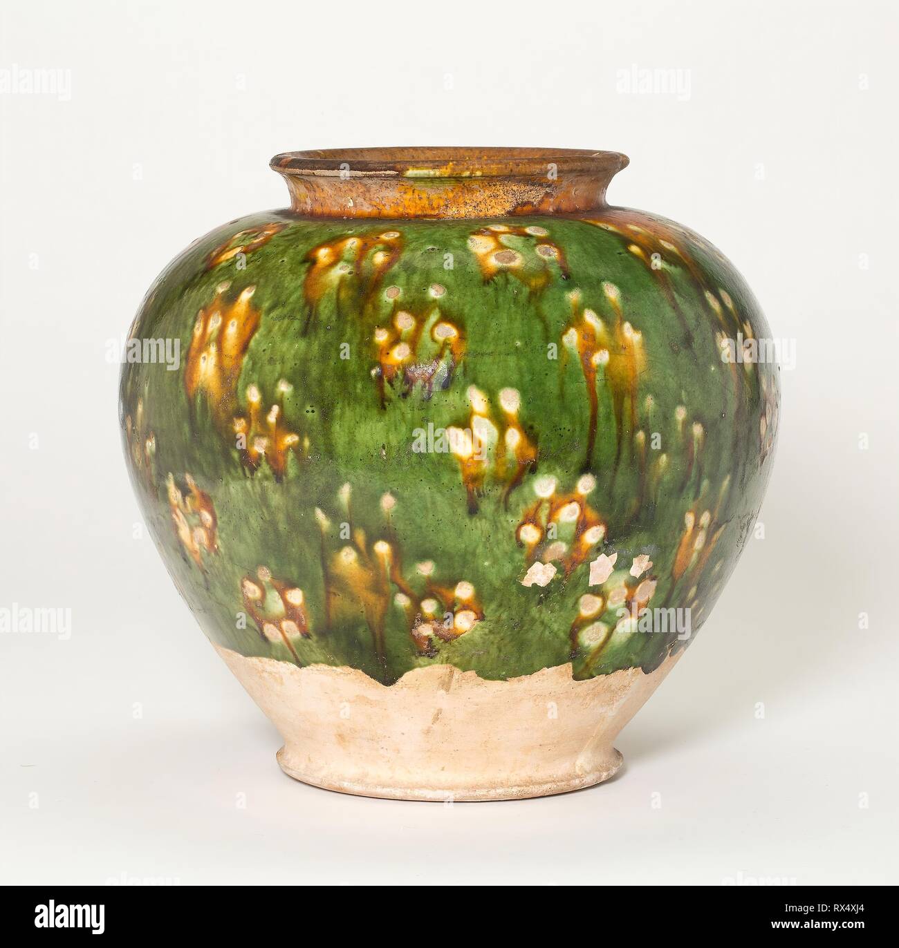 Vaso ovoidale con Blossom-Like spotting. Cina. Data: 700 AD-750 Annuncio. Dimensioni: H. 16,5 cm (6 1/2 in.); diam. 17,4 cm (6 13/16 in.). Coccio con tre colori (sancai) piombo smalti e decorazione di resist. Provenienza: Cina. Museo: Chicago Art Institute. Foto Stock