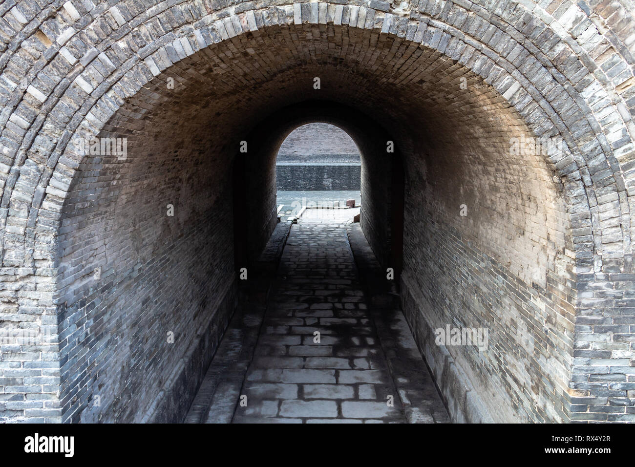 Entrata ad arco nelle antiche mura proteggere la città antica di Pingyao, nella provincia di Shanxi, Cina. Di Pingyao è un sito Patrimonio Mondiale dell'UNESCO Foto Stock