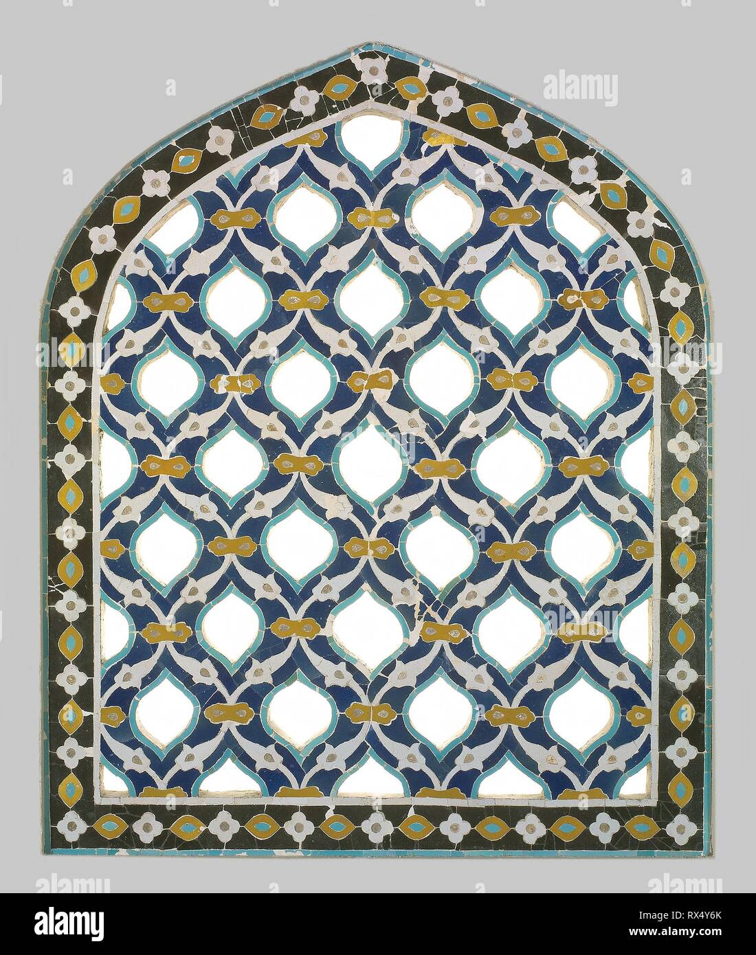 La griglia della finestra. L'Iran. Data: 1401-1500. Dimensioni: 156.2 x 128.3 x 4.2 cm (61 1/2 x 50 1/2 x 1 5/8 in.). Fritware piastrelle con smalti policromi, tagliate e riassemblate come un mosaico. Origine: l'Iran. Museo: Chicago Art Institute. Autore: islamica. Foto Stock