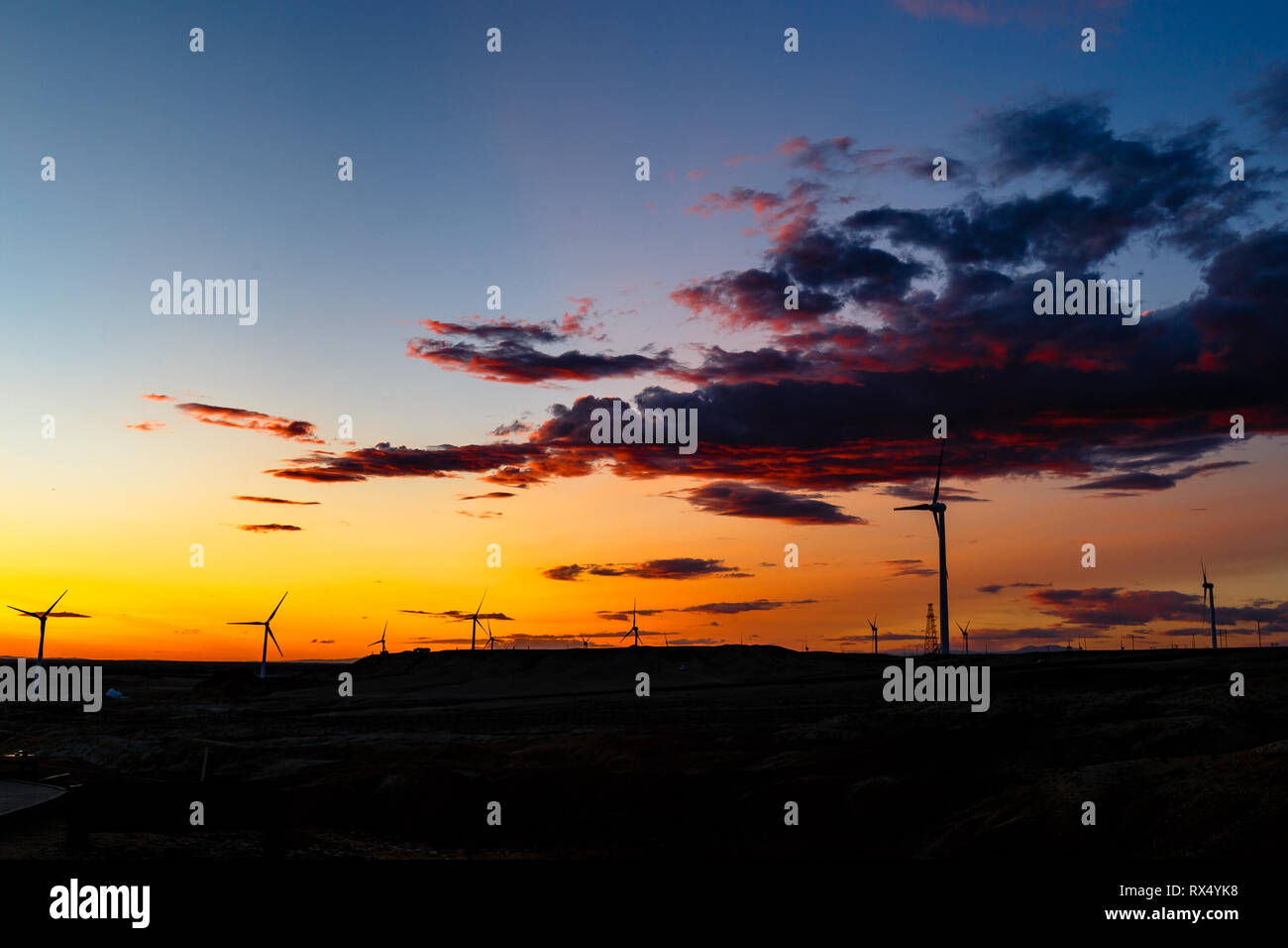 Aug 2017, Xinjiang, Cina. Le turbine eoliche al tramonto in Burqin County, a nord di Xinjiang. I deserti del Xinjiang, la provincia più occidentale della Cina, ar Foto Stock