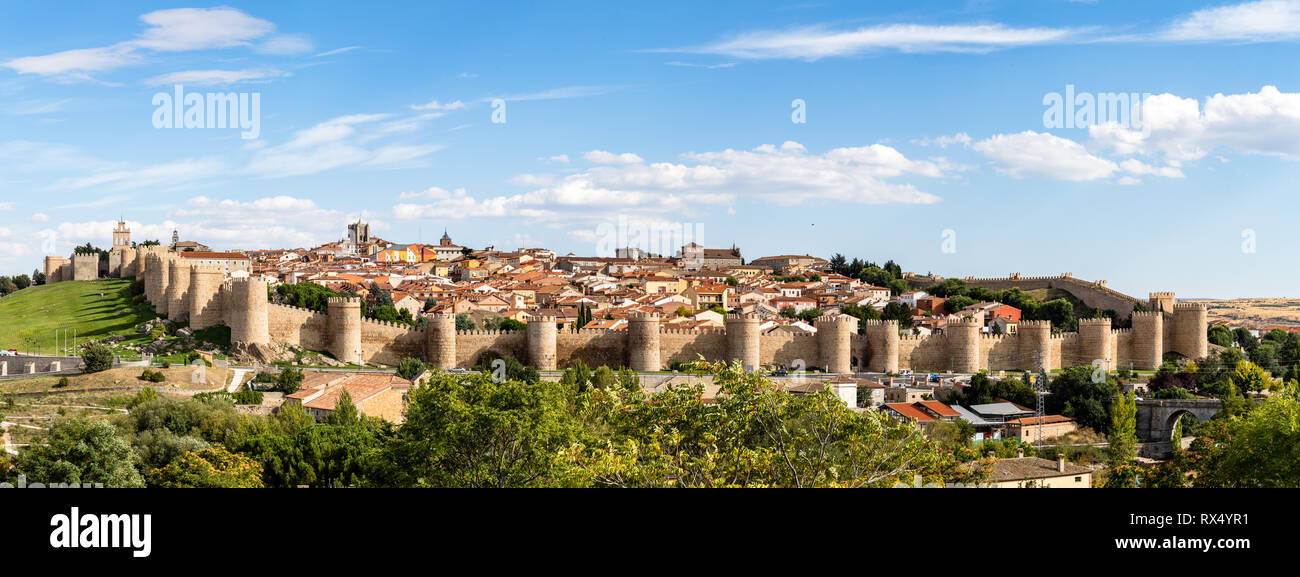 Vista panoramica del centro storico della città di Avila dal Mirador di Cuatro Postes, Spagna, con le sue famose mura medievali. Patrimonio Mondiale dell'UNESCO. Cal Foto Stock