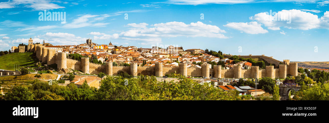 Vista panoramica del centro storico della città di Avila dal Mirador di Cuatro Postes, Spagna, con le sue famose mura medievali. Patrimonio Mondiale dell'UNESCO. Cal Foto Stock