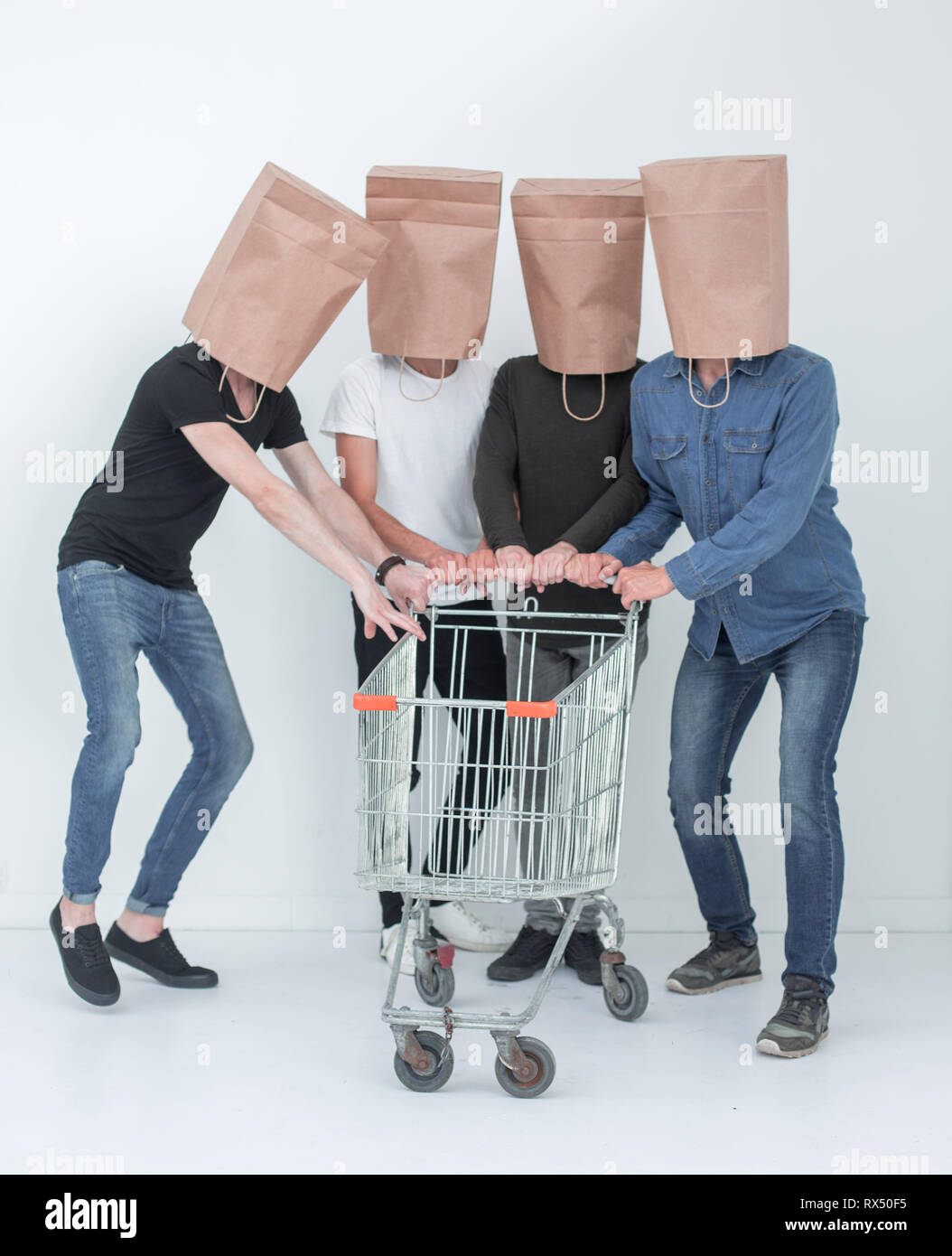 Un gruppo di persone con vuoto carrelli di shopping. Foto Stock