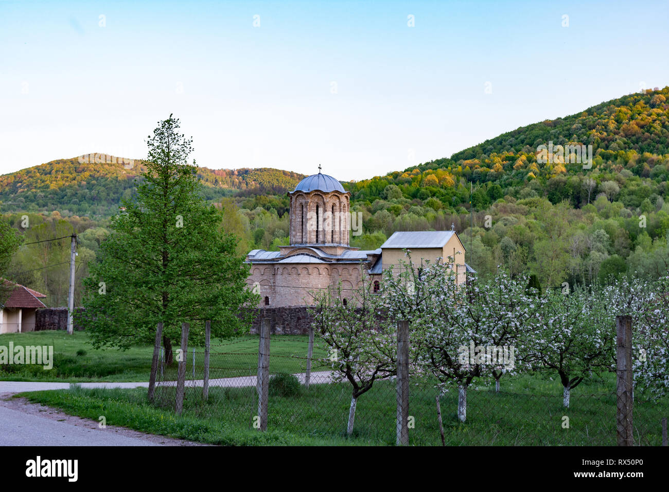 Il monastero ortodosso di Sisojevac, con la Chiesa del Santo trasfigurazione, è in Serbia nei pressi del fiume Crnica nel villaggio di Sisevac. Foto Stock