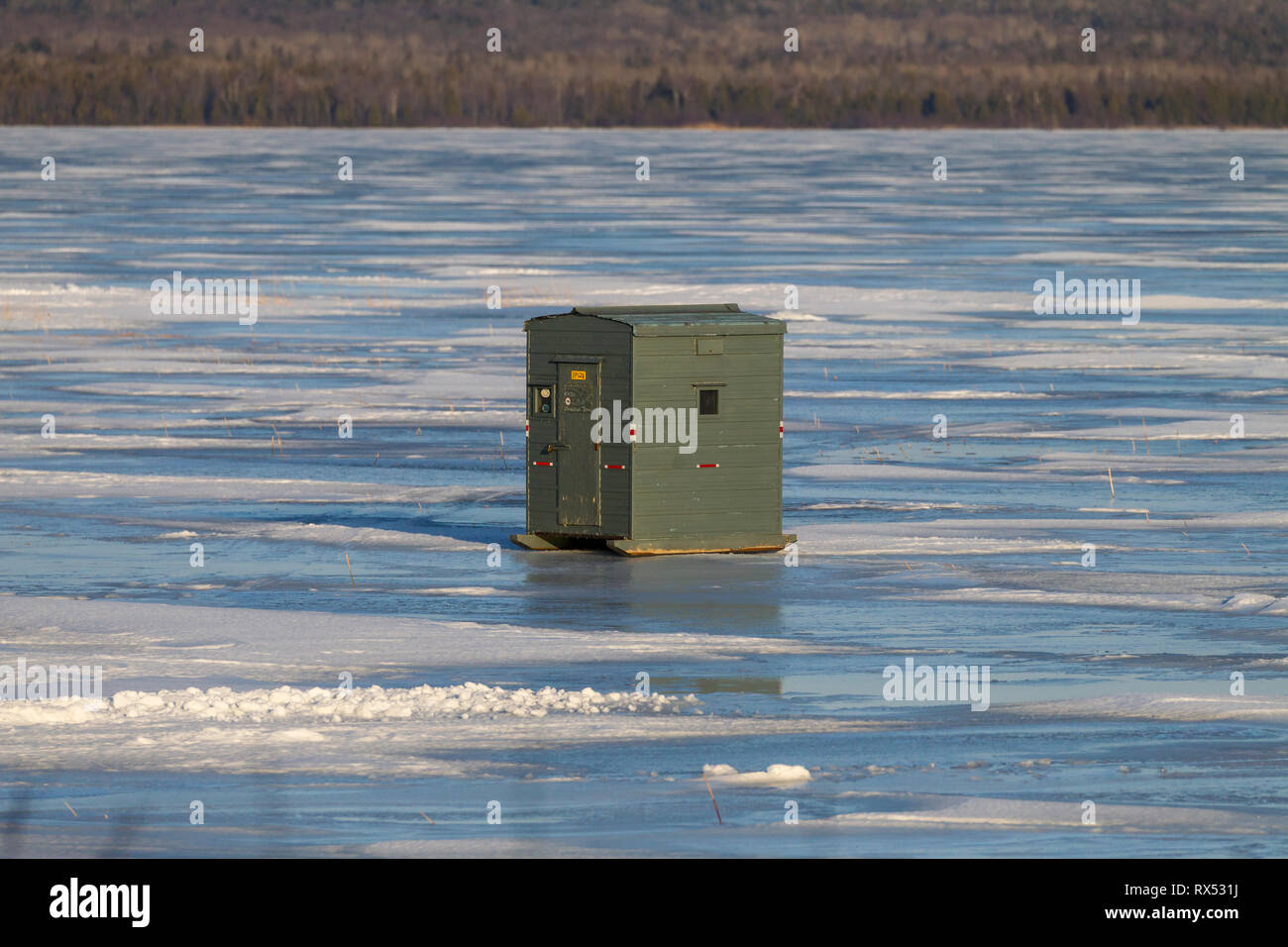 Pesca sul ghiaccio hut sul lago Wolsey, Manitoulin Island, Ontario, Canada Foto Stock