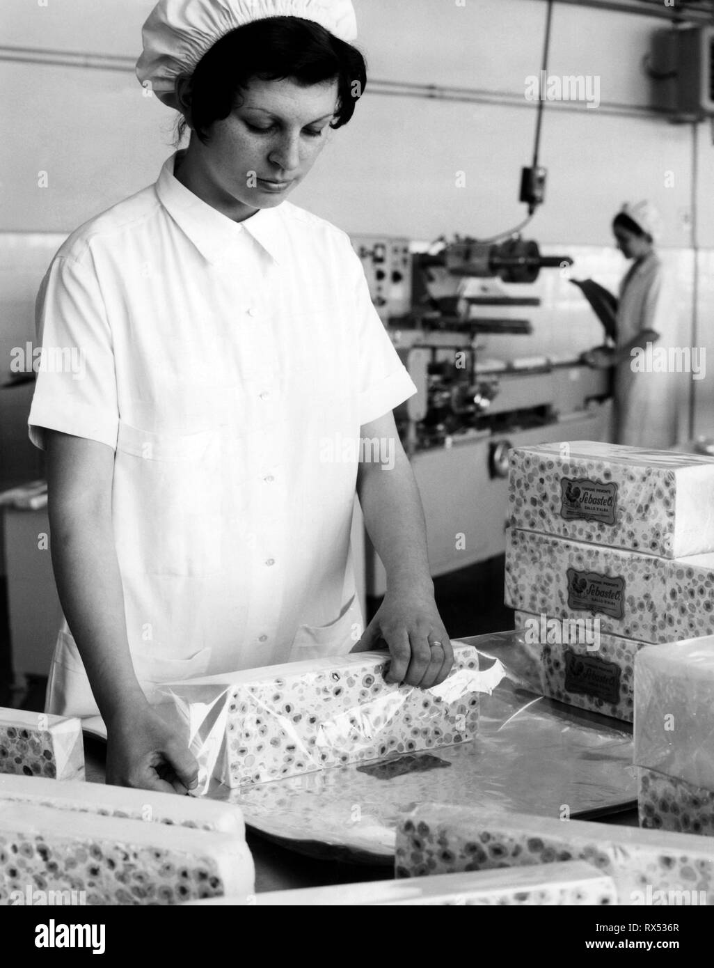 Confezionamento a mano del torrone sebaste, Piemonte, Italia 1970 Foto Stock
