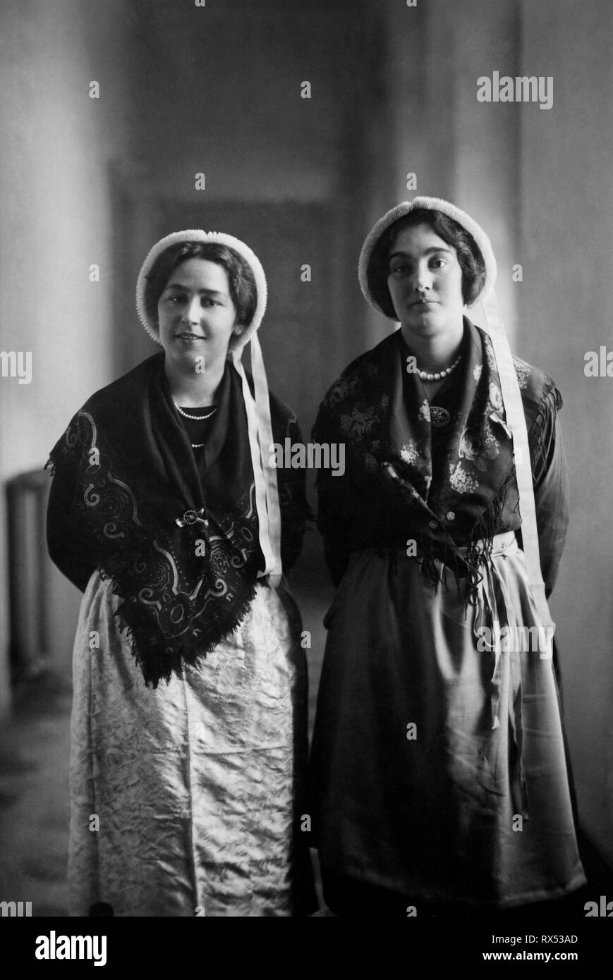 Valdesi donna costumi, Pragelato, Piemonte, Italia 1930-40 Foto Stock