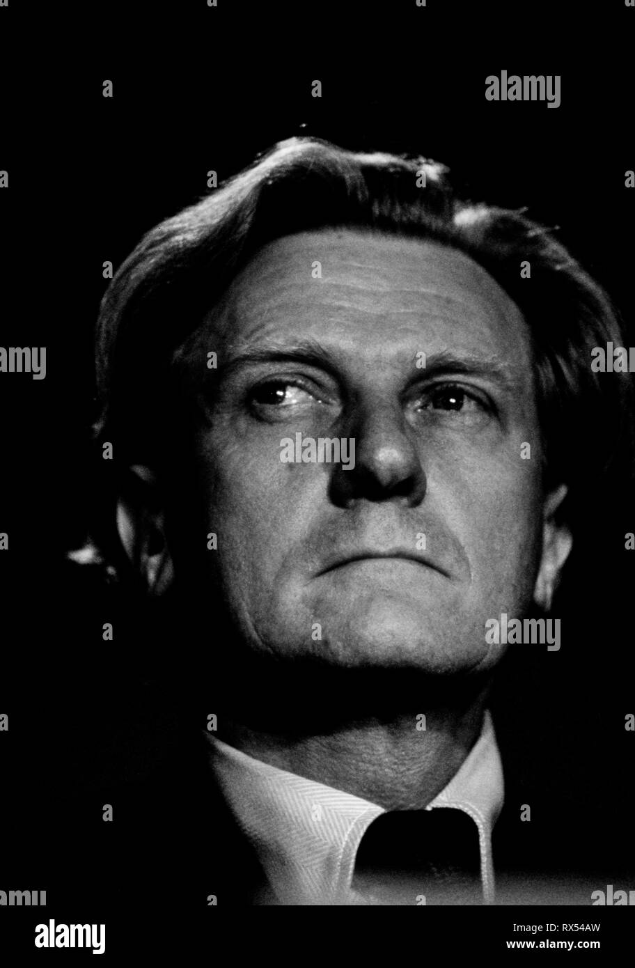 Michael Heseltine al 1985 Congresso del Partito conservatore, Blackpool Inghilterra. 1985 Wikipeadia: raggio di Michael Heseltine Dibdin, Baron Heseltine, CH, PC (nato il 21 marzo 1933) è un conservatore britannico politico e imprenditore. Dopo aver iniziato la sua carriera come sviluppatore di proprietà, divenne uno dei fondatori della casa editrice Haymarket. Heseltine è servito come un membro del Parlamento europeo dal 1966 al 2001, e fu una figura di spicco dei governi di Margaret Thatcher e di John Major, comprese che serve come Vice Primo Ministro sotto quest'ultimo. Heseltine è entrato il cabinet in 1979 come segretario di Foto Stock