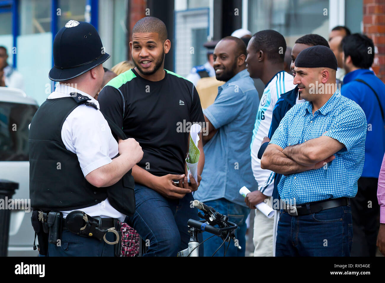 La polizia offre a parlare con la gente locale durante un vasto nella comunità giorno su un High Street nel nord ovest di Londra. Il 2 giugno 2014. Foto Stock